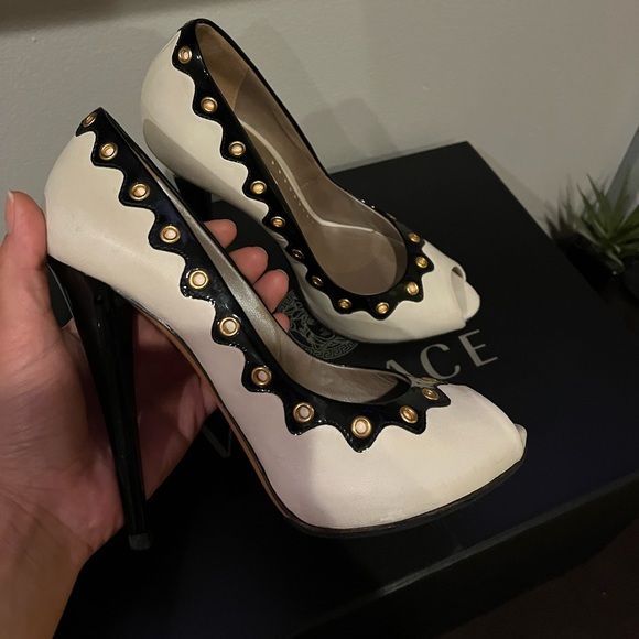 Beautiful white Versace heels 👠 - Picture 4 of 7